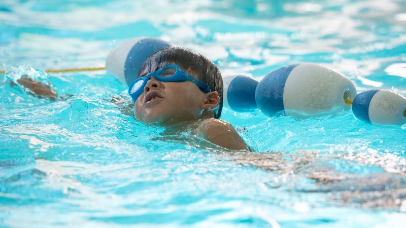 Child breathing on the side swimming freestyle